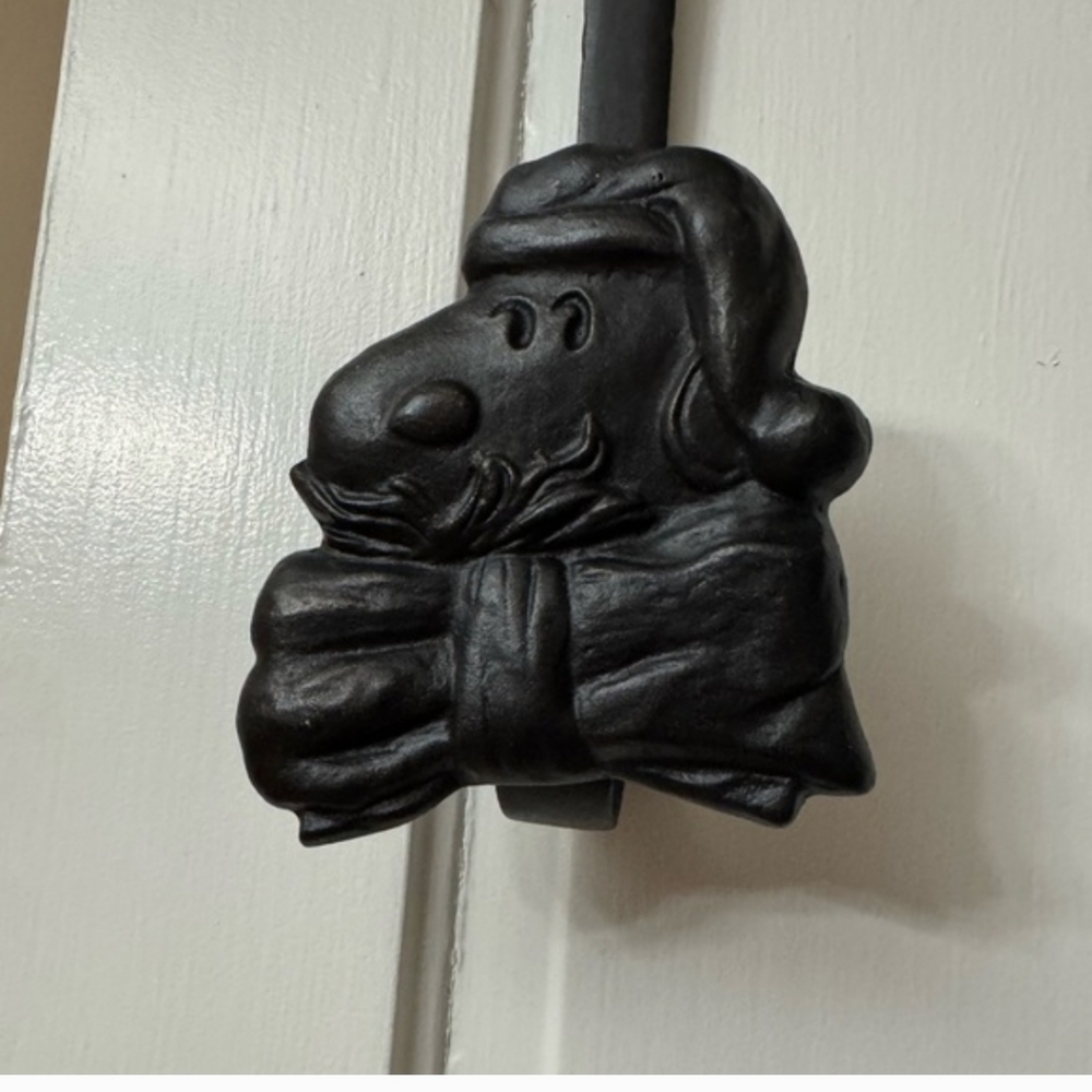 Pottery Barn Feative Wreath Peanuts Snoopy Door Hanger. NWT - Picture 6 of 7